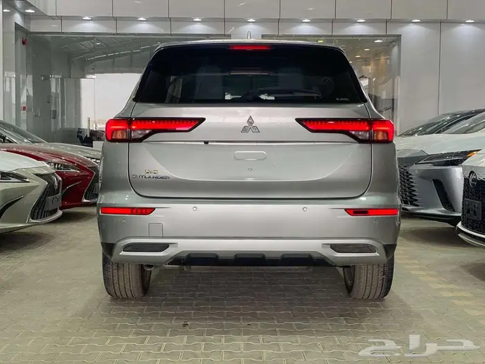 ميتسوبيشي أوتلاندر نص فل بلس 2024 - 7 مقاعد 2