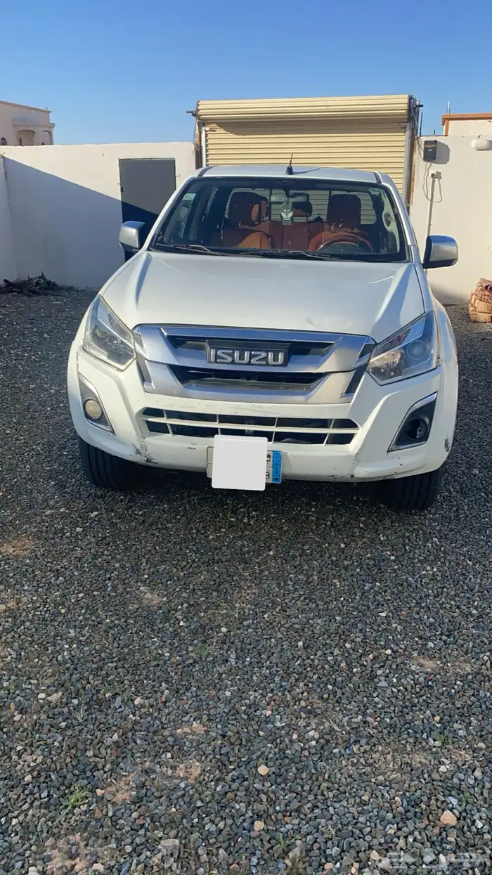 يسوزو LSقير عادي المحركات شرط والبدي سليم ماعدا رفرف يسار 2