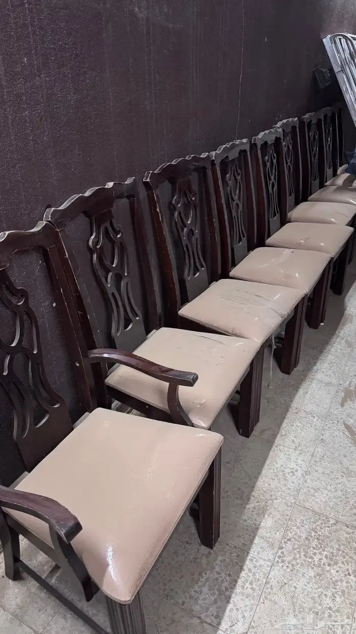 طاوله طعام تتكون من 10 كراسي وطولها 3 امتار 0