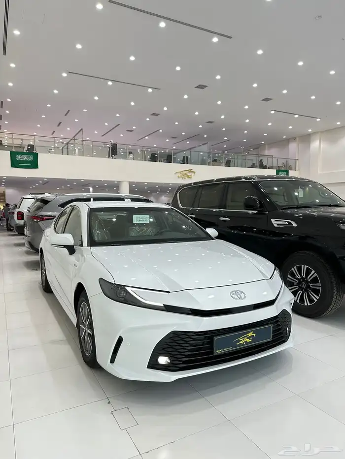 تويوتا كامري E هايبرد 2025 اصفار سعودي 1