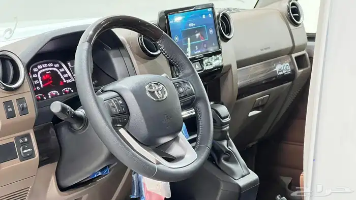 تويوتا ربع V6.2025فل كامل رفرف بريمي بنزين40عام اقل سعر 10