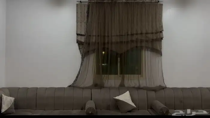 كنب للبيع مع ستائر و وسجاده 1