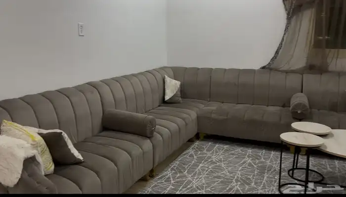 كنب للبيع مع ستائر و وسجاده 2