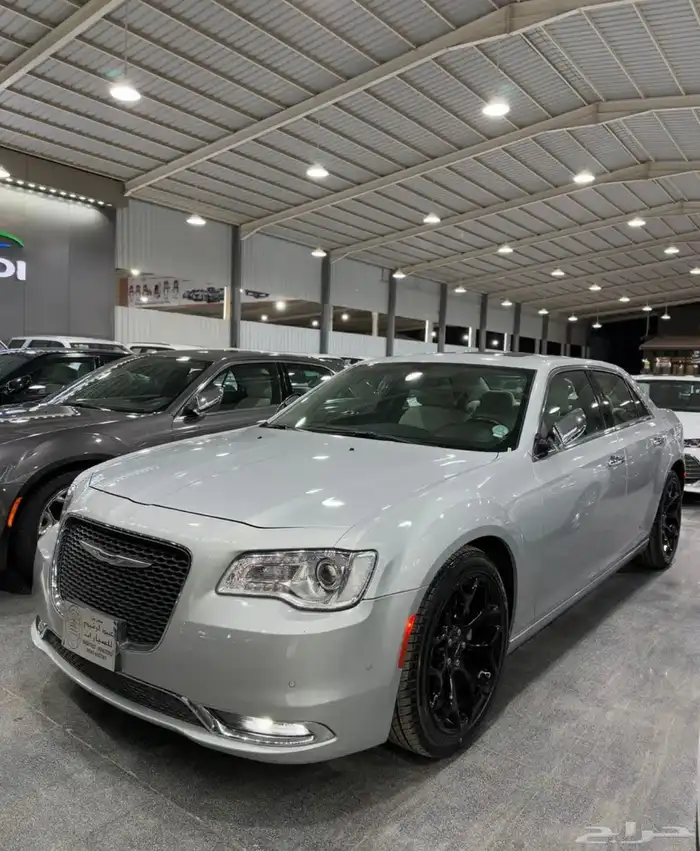 كرايزلر C300 فضي 2021 عداد 31 لدى معرض(عبيد الرشيدي) 1