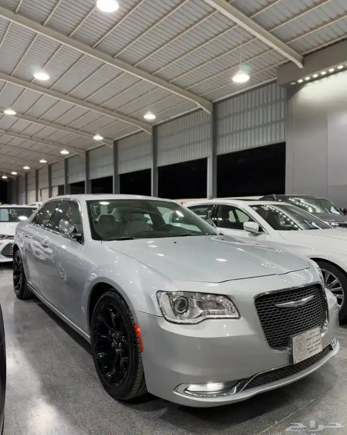 كرايزلر C300 فضي 2021 عداد 31 لدى معرض(عبيد الرشيدي) 2
