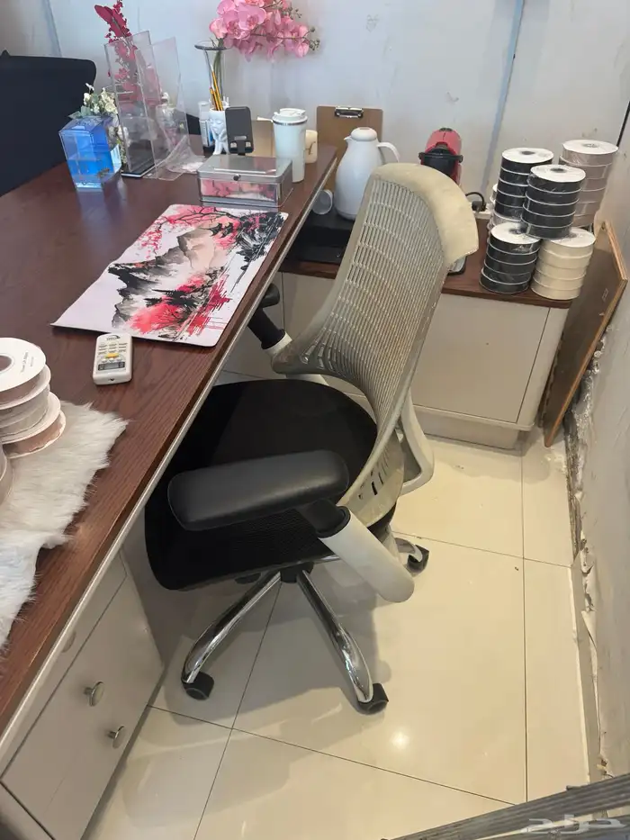 مكتب مع جزيره وادراج من الجهتين 0