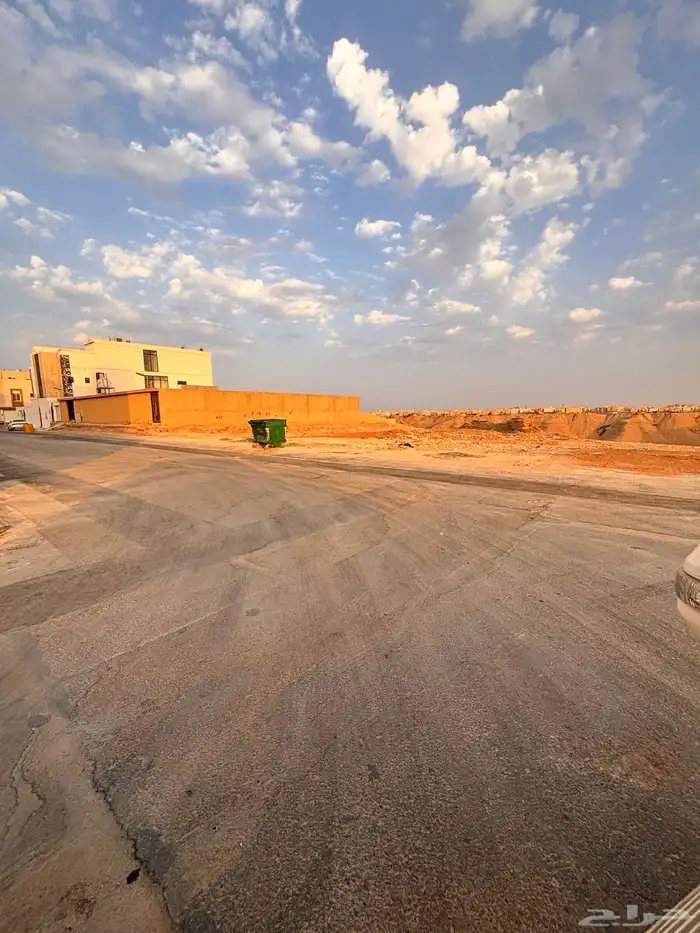 للبيع ارض بحي المهدية 750م طولها على الشارع 30م و 25م عمق 3