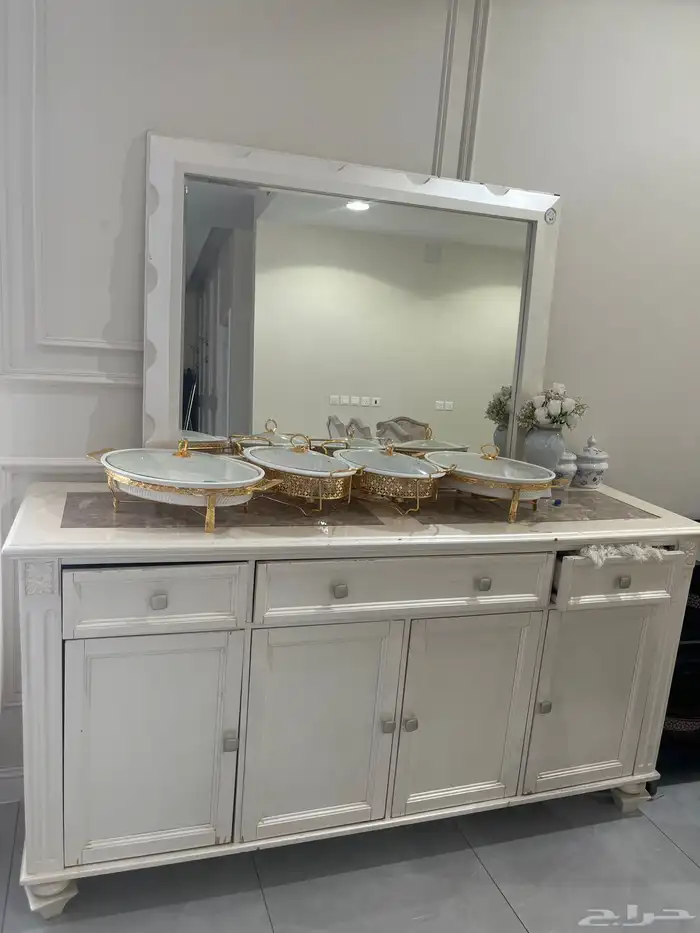 طاولة طعام 8 كراسي وبوفيه ومراية . 2