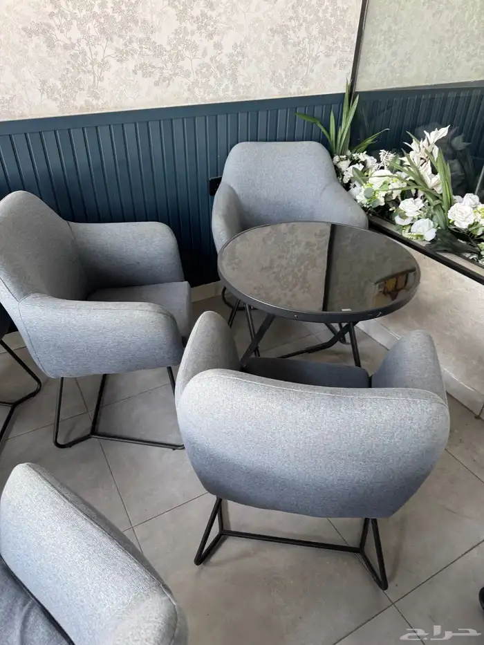 كراسي كافيها شبه الجديد استخدم بسيط جدا 2