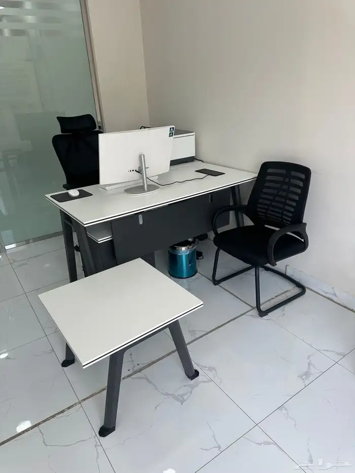 طاولات وكراسي وكمبيوتر وطابعه مكتب متكامل حديث مودرن 2
