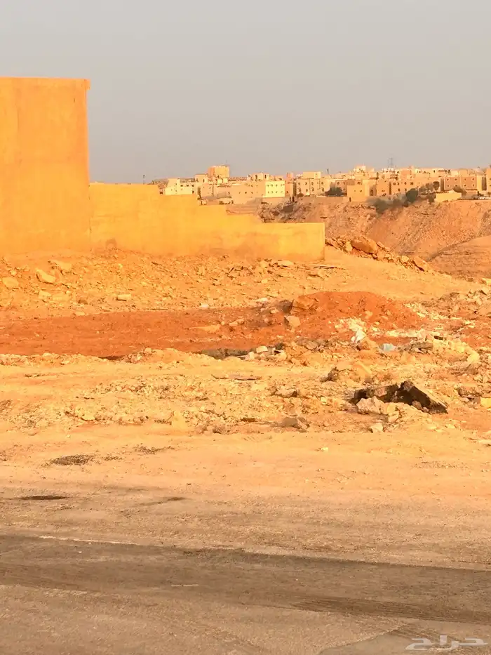 للبيع ارض بحي المهدية 750م طولها على الشارع 30م و 25م عمق 4