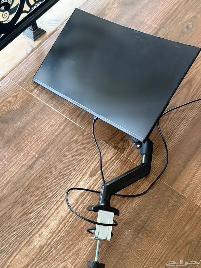 سماعات خارجيه وشاشه صغيره تستخدم للبي سي 17