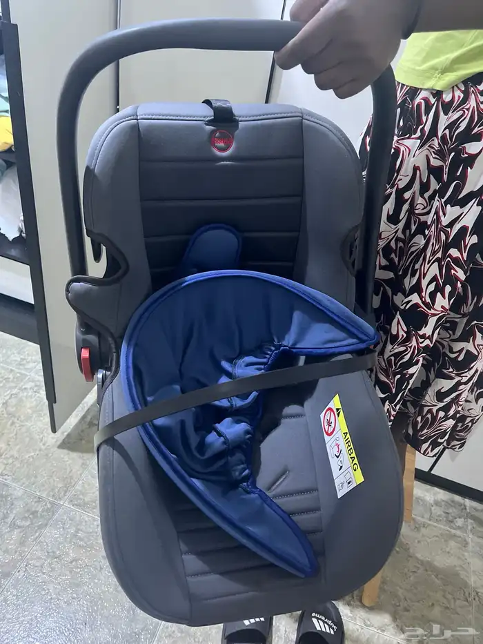 متفرقات للبيع- طاولة طعام و كرسي سيارة 1