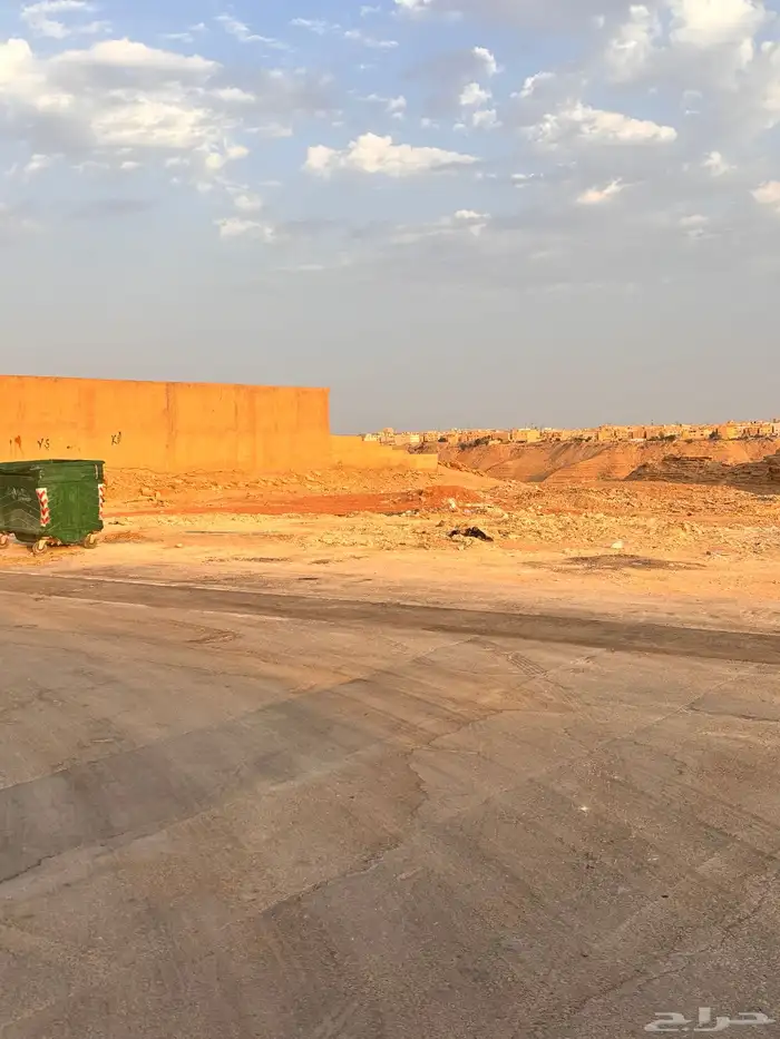 للبيع ارض بحي المهدية 750م طولها على الشارع 30م و 25م عمق 2