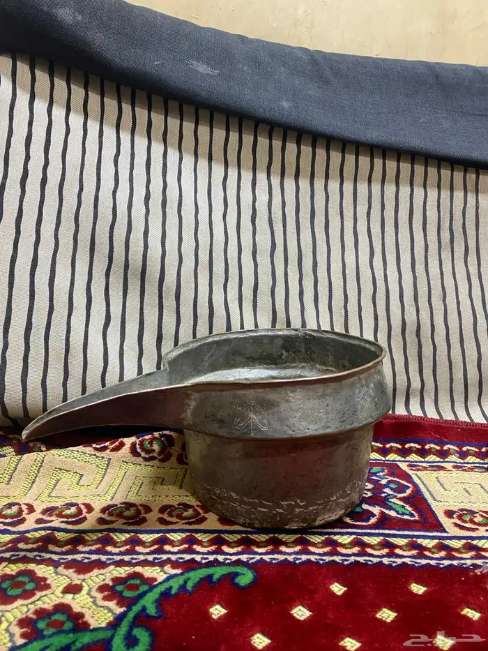 مثعوبيه نحاس وتراثيه فيه قص خفيف فقط والباقي شرط 1