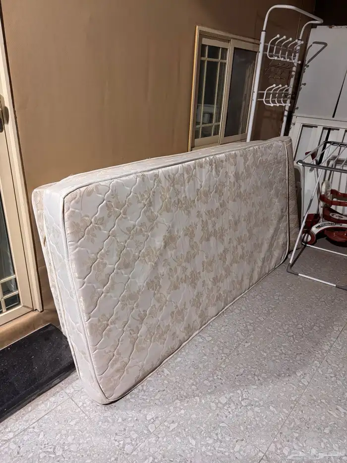 اسرة نوم 3 عددهم مع الاسفنجه 0