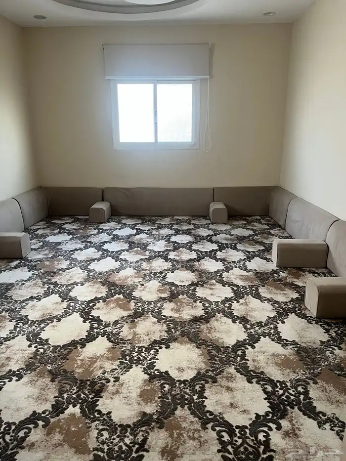 مجلس أرضي مع سجادة 0