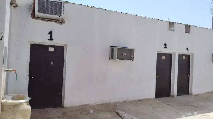 غرف للايجار الشهري والسنوي حي ديراب الغرفه ب 700 غرف عمال 1