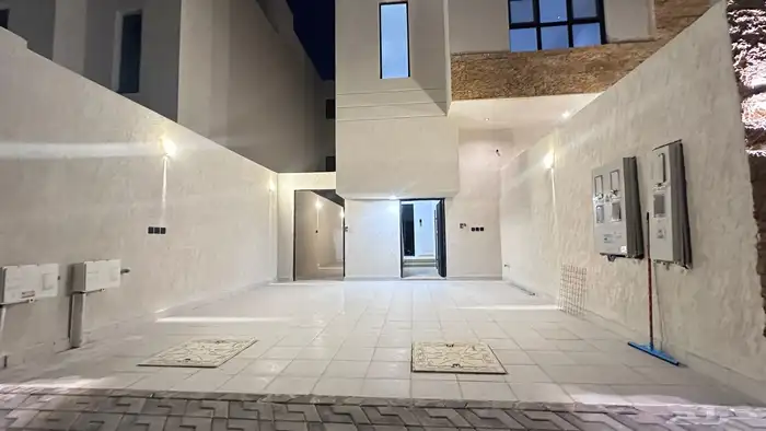 شقه مع ملحق للبيع حي سماء عكاض 10