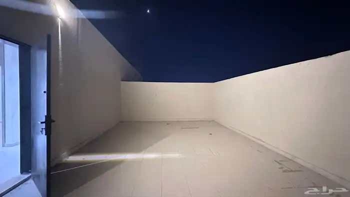 شقه مع ملحق للبيع حي سماء عكاض 1