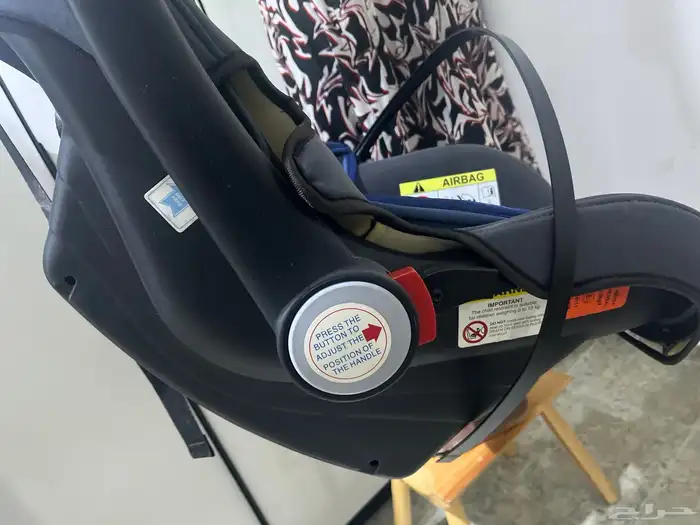 متفرقات للبيع- طاولة طعام و كرسي سيارة 2