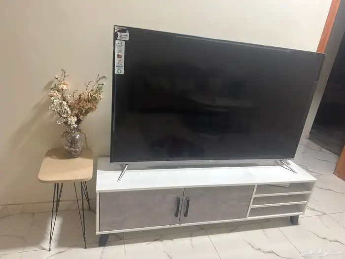 شاشة للبيع مع الطاوله 0