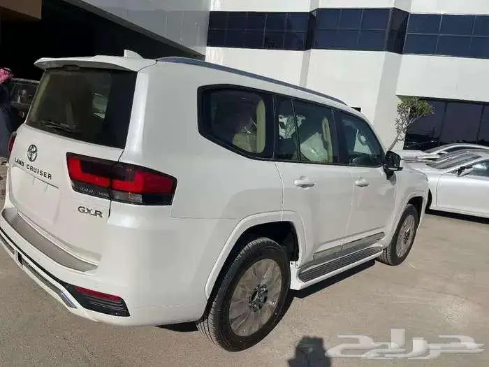 تويوتا لاندكروزر GXR3 بنزين 2025 6