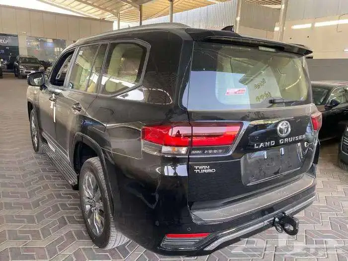 تويوتا- لاندكروزر- GXR4 -بنزين -سعودي -2025 -اسود-ابيض 3