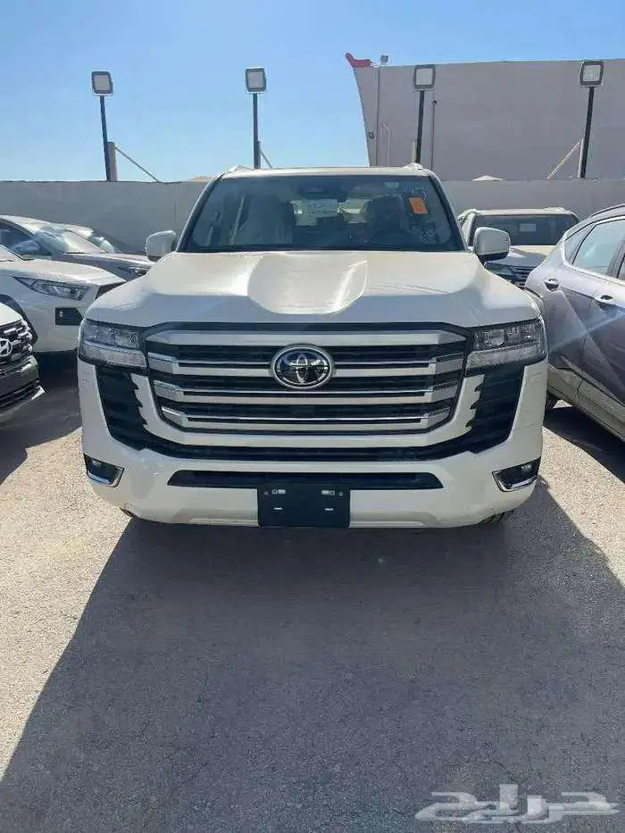 تويوتا لاندكروزر GXR3 بنزين 2025 1