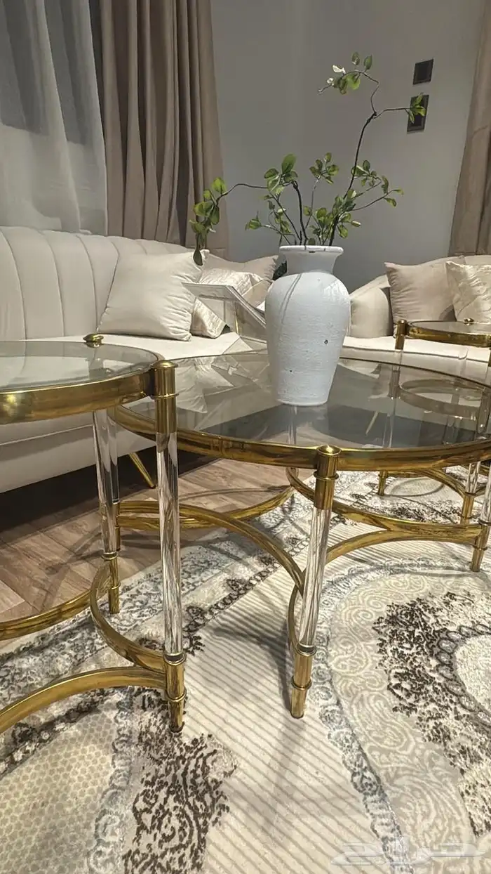 طاولة كبيرة جديدة واربع طاولات خدمة شبه جديدة 1