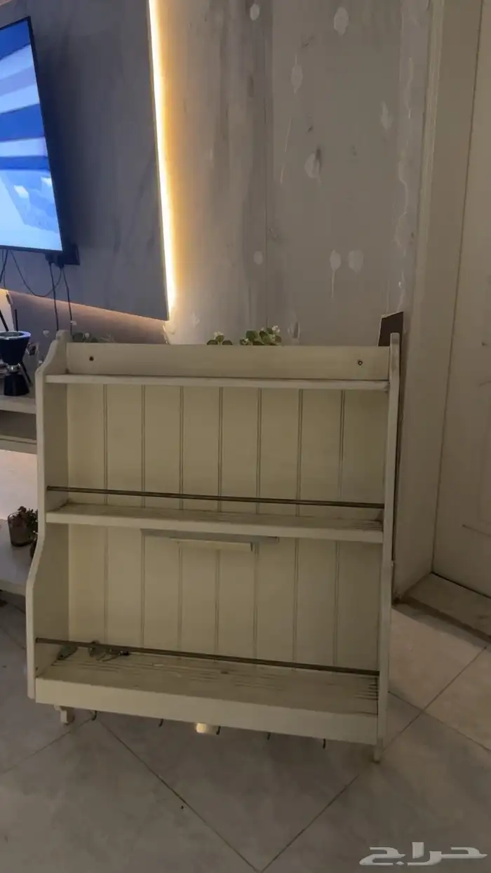 ركن كوفي رفوف مع دولاب مع طاوله نظيفه كما هي فالصوره 1