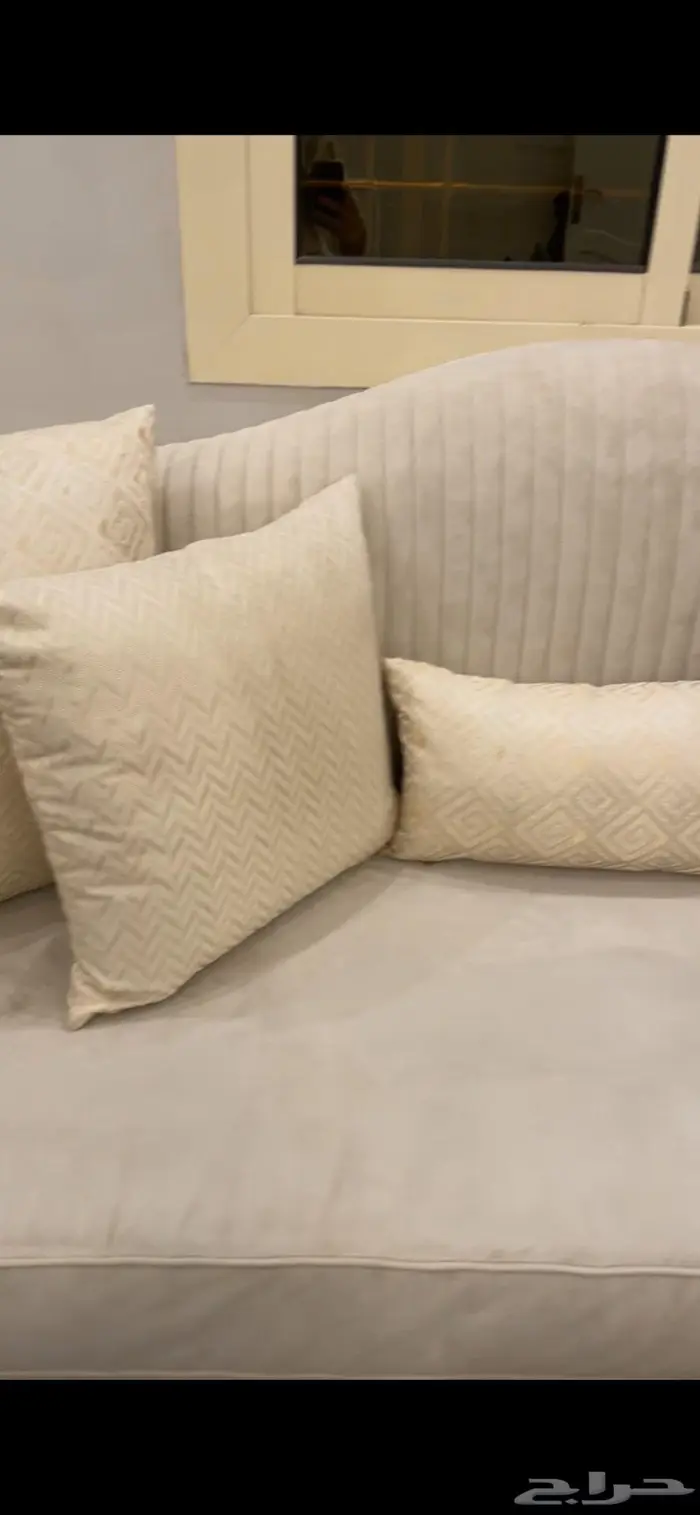 كنب من 3قطع اللون سكري والمخدات الذهبي الخفيف 6