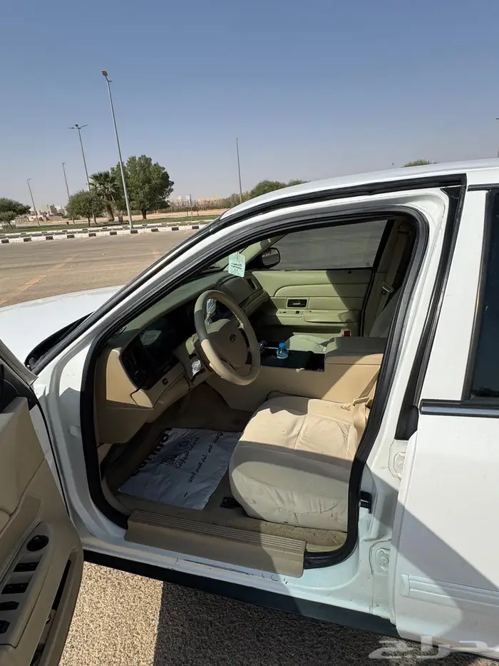 كراون فكتوريا 2011 ابيض 0