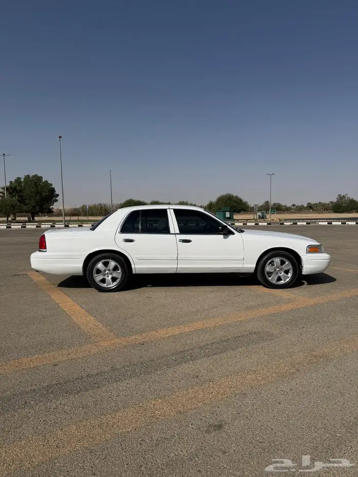 كراون فكتوريا 2011 ابيض 11