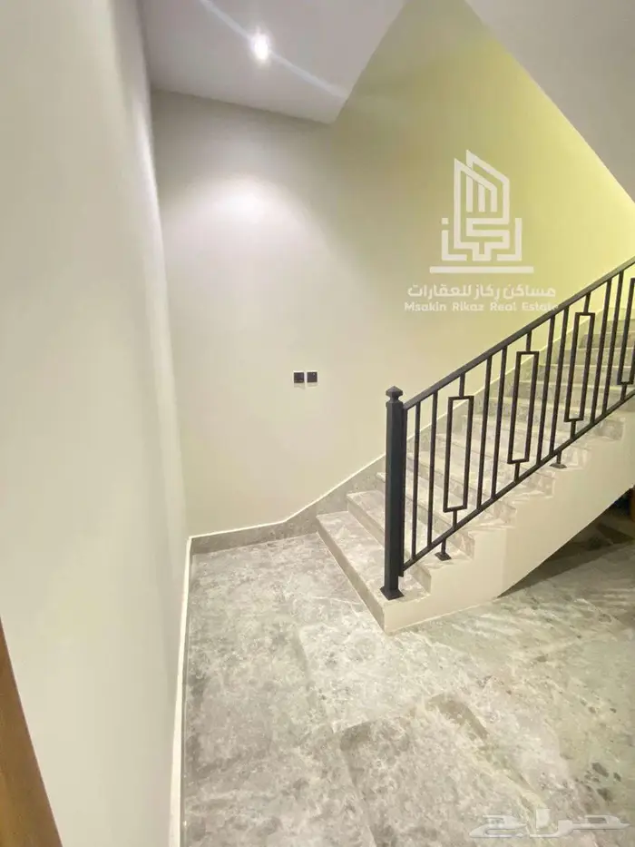 للبيع دور علوي بتصميم مودرن وموقع استراتيجي في حي الروابي 3