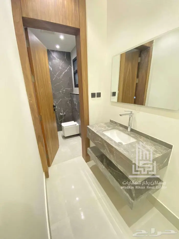 للبيع دور علوي بتصميم مودرن وموقع استراتيجي في حي الروابي 7
