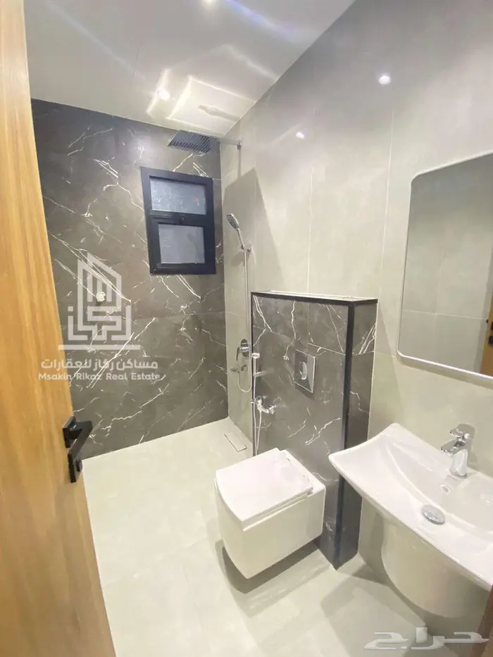 للبيع دور علوي بتصميم مودرن وموقع استراتيجي في حي الروابي 8
