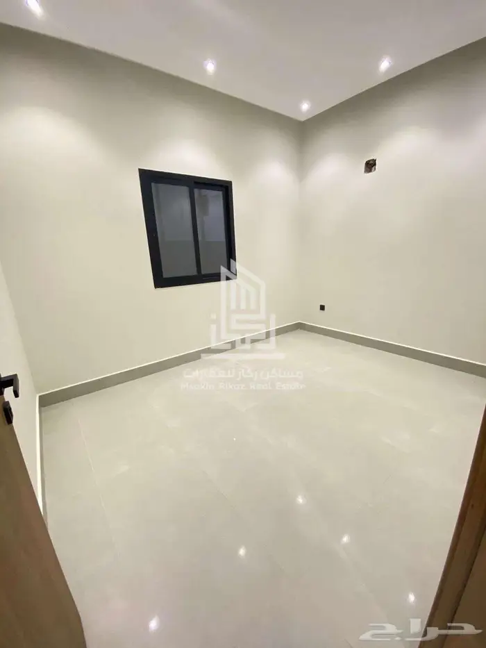 للبيع دور علوي بتصميم مودرن وموقع استراتيجي في حي الروابي 9