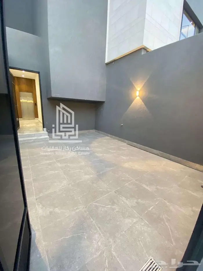 للبيع دور علوي بتصميم مودرن وموقع استراتيجي في حي الروابي 1