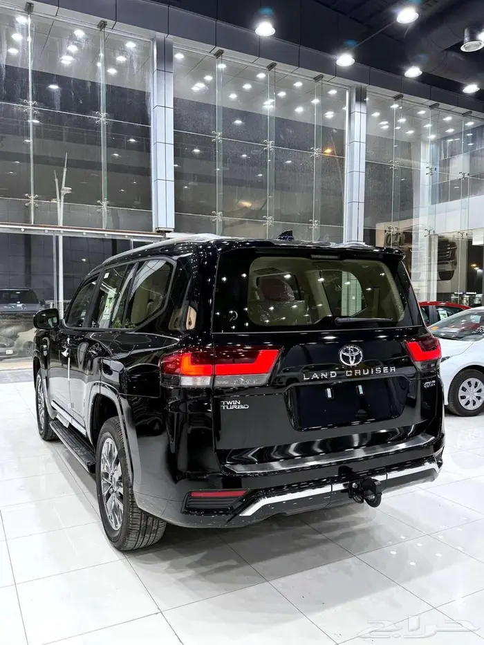 تويوتا لاندكروزر GXR L4 بنزين سعودي 2025 ابيض واسود 2