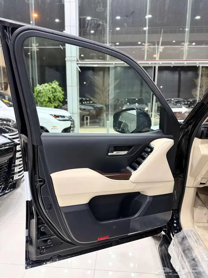 تويوتا لاندكروزر GXR L4 بنزين سعودي 2025 ابيض واسود 24