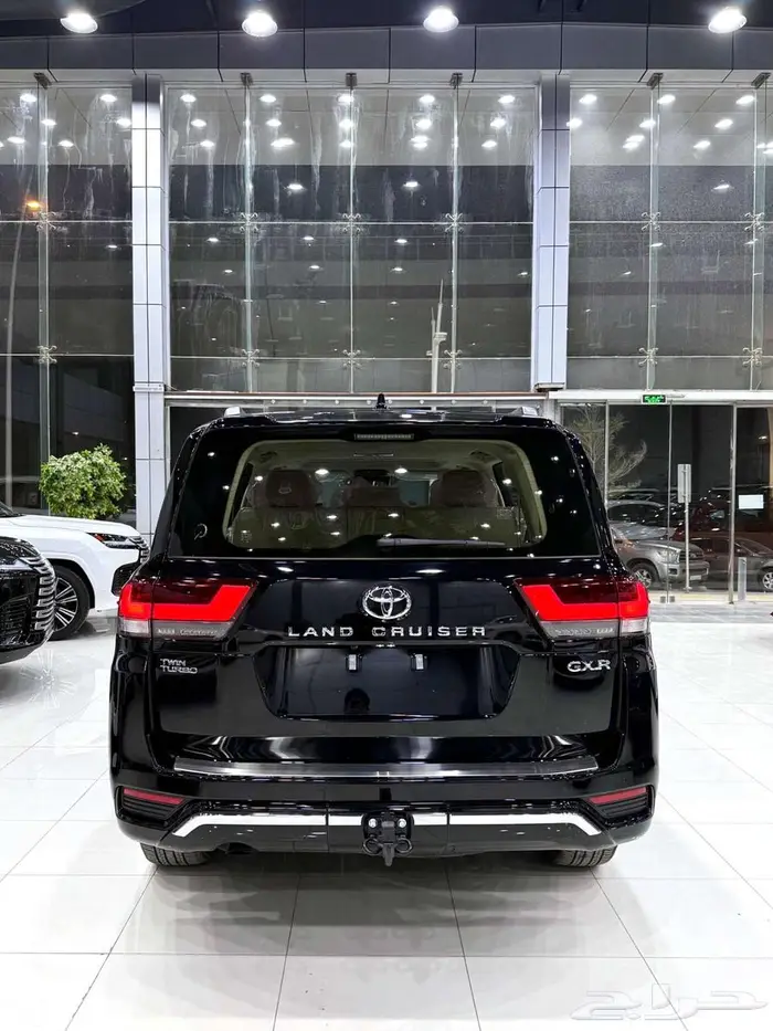 تويوتا لاندكروزر GXR L4 بنزين سعودي 2025 ابيض واسود 8