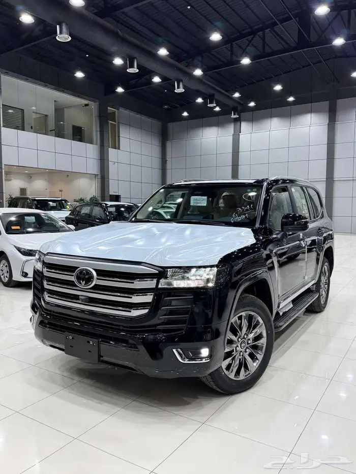 تويوتا لاندكروزر GXR L4 بنزين سعودي 2025 ابيض واسود 1