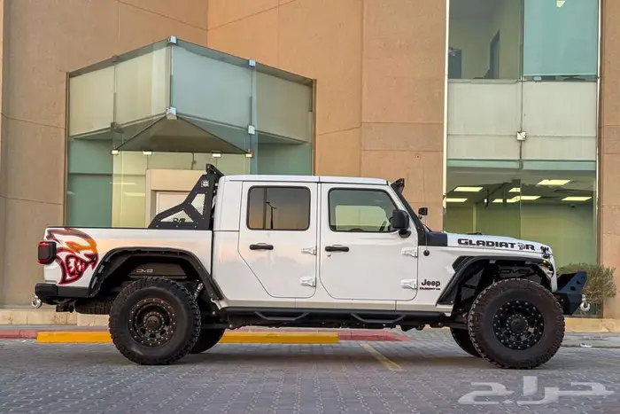 جيب جلاديتور V8 2020 ابيض امريكي ممشي قليل 2