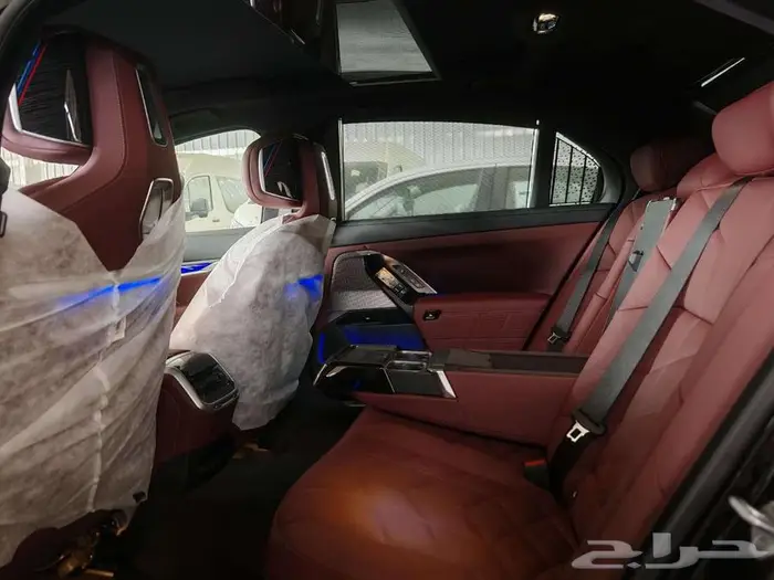 بي ام دبليو 735i موديل 2026 اسود خليجي 17
