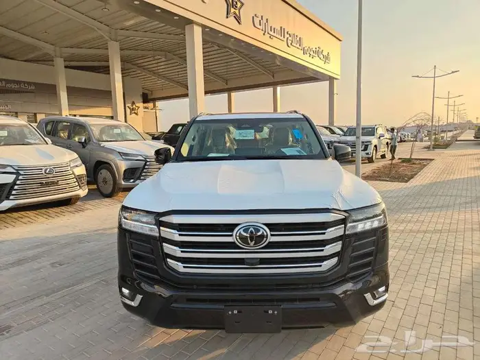 لاندكروزر GXR L3 بنزين 2025 سعودي لوحات ( 305000 ) 0