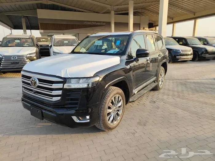 لاندكروزر GXR L3 بنزين 2025 سعودي لوحات ( 305000 ) 1