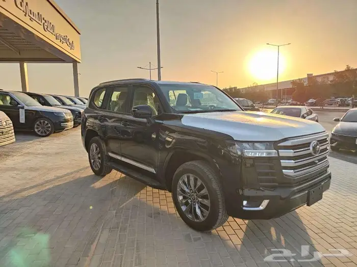 لاندكروزر GXR L3 بنزين 2025 سعودي لوحات ( 305000 ) 2
