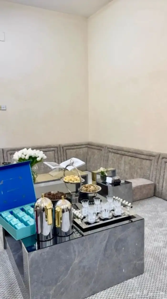 طاوله مجالس فخمه مع 4 طاولات خدمه 1