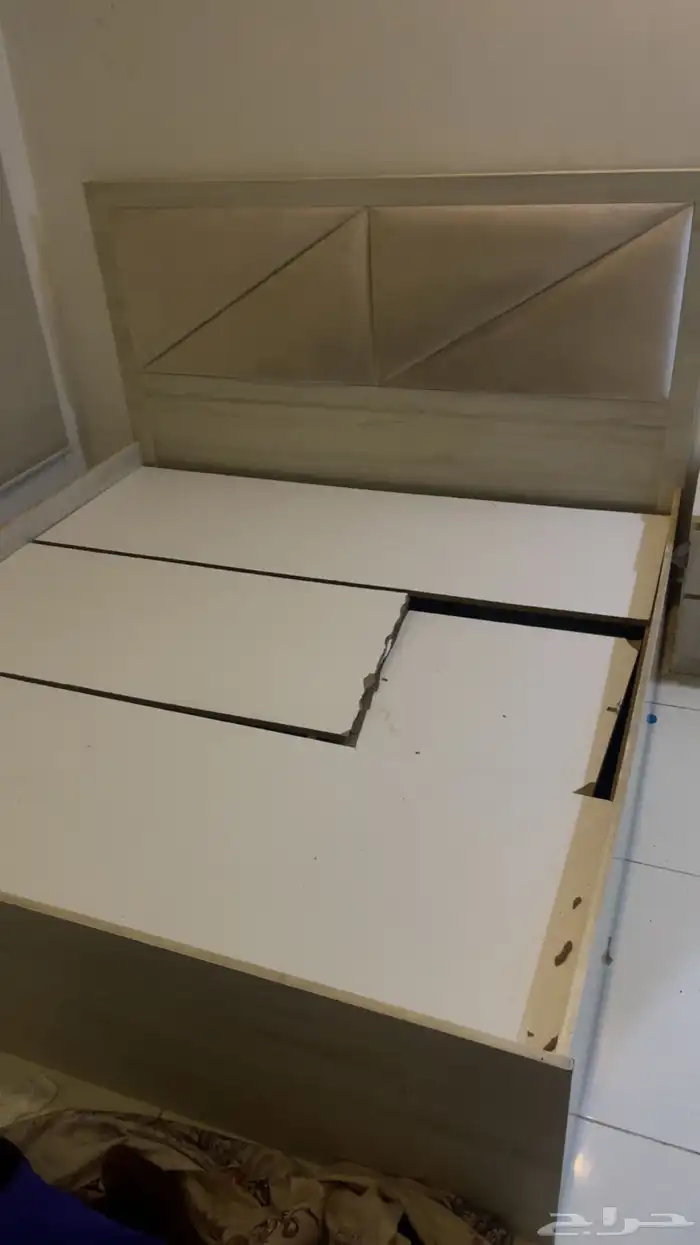 سرير نفرين مفكوك جاهز للبيع الخشبه الي ف النص مكسوره ب 100 0